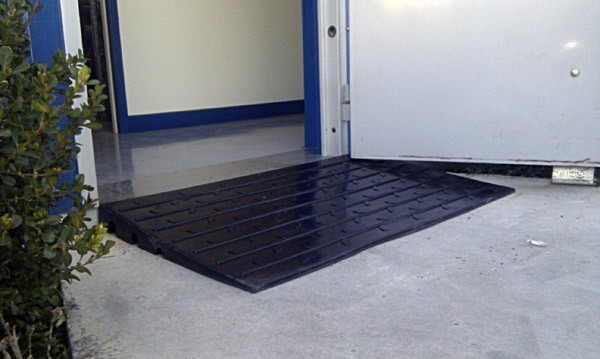 Kerb ramp for step bridging